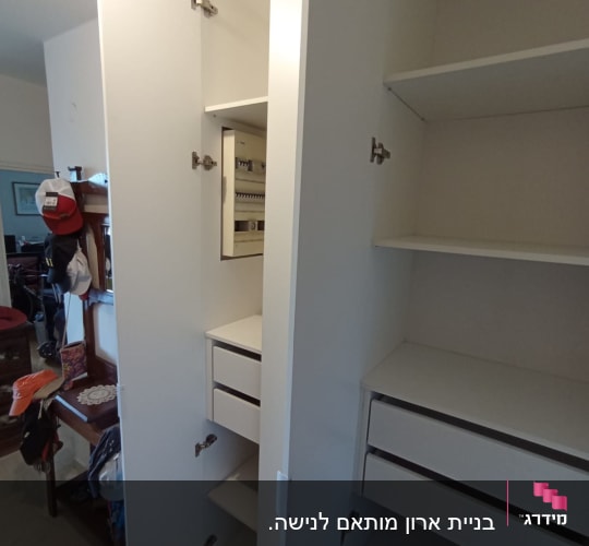 ארון פתוח עם מדפים ודלתות לבנות
